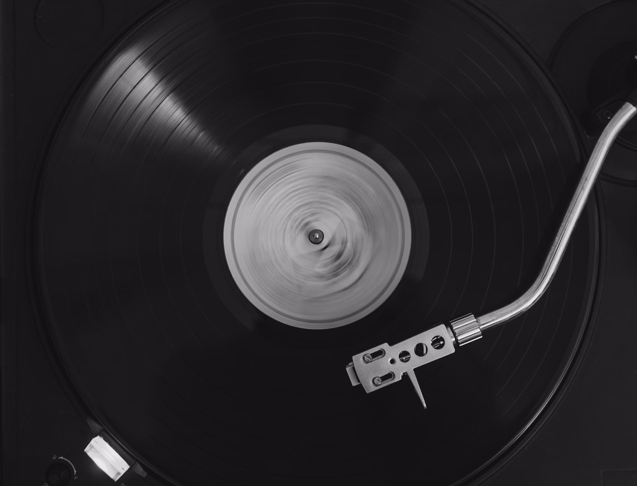 Manos sosteniendo un disco de vinilo